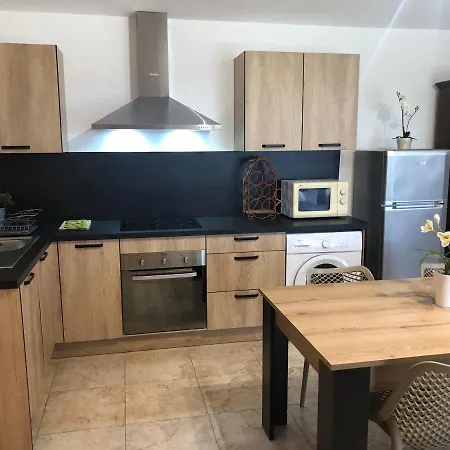T2 Rez De Apartment *
